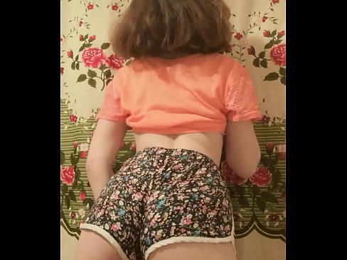 ❤️ Giovane pupa sexy fa uno striptease riprendendo i suoi pantaloncini alla telecamera ❤️❌ Video di sessoal it.porngifer.ru ❌️❤